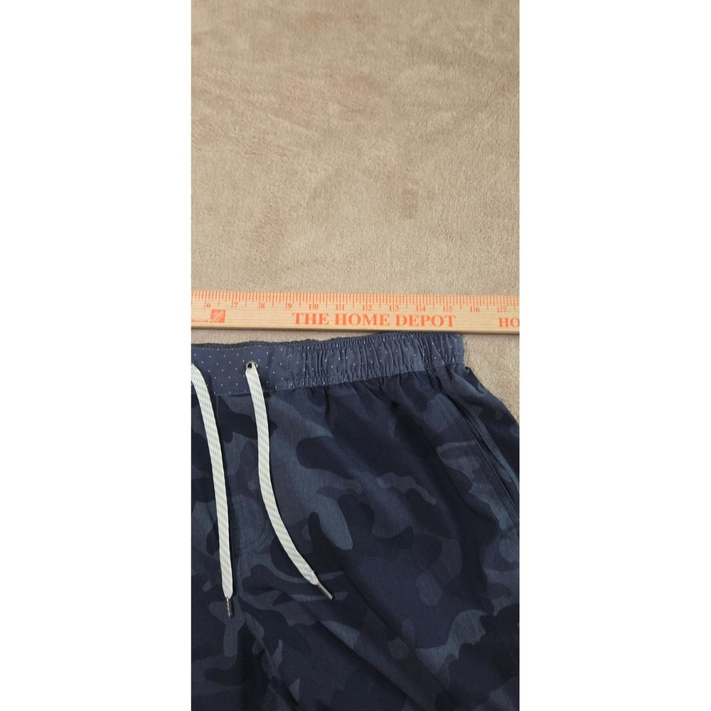 Vuori V cycled performance 4 way stretch shorts men size large gray camo 8" EUC - Picture 8 of 11